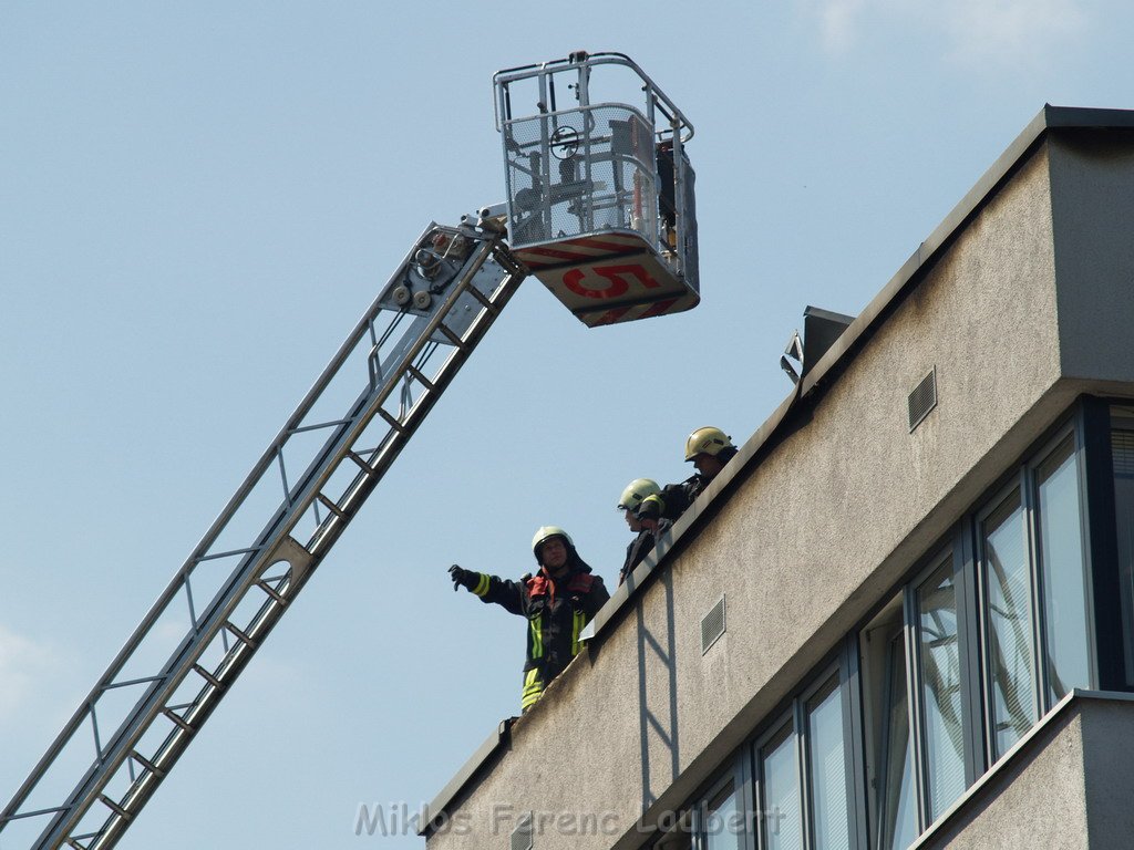 Brand Flachdach Koeln Agnesviertel  Huelchratherstr   P076.JPG